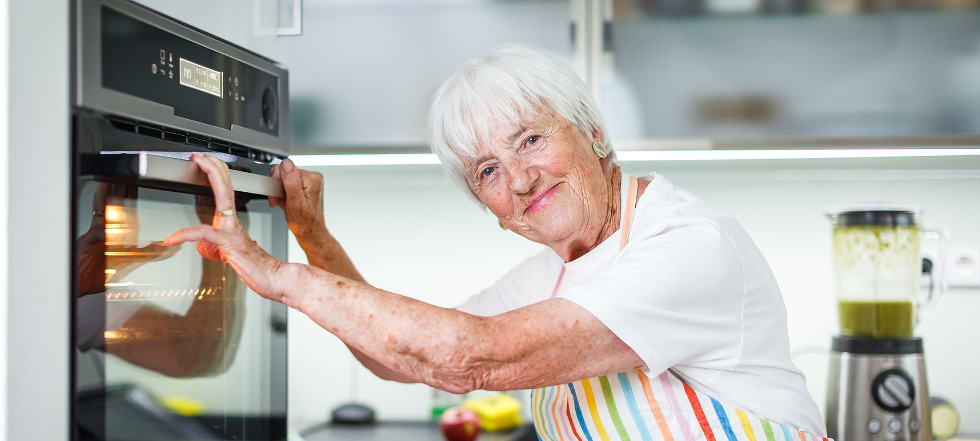 Alte Frau in Küche, Backofen