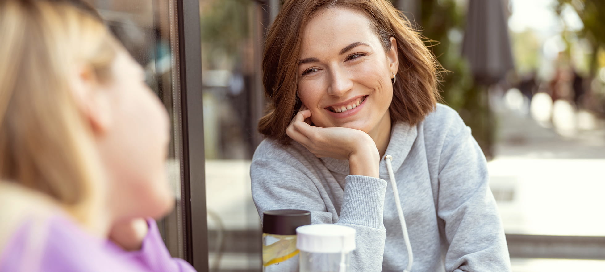 Junge Frauen im Strassencafé