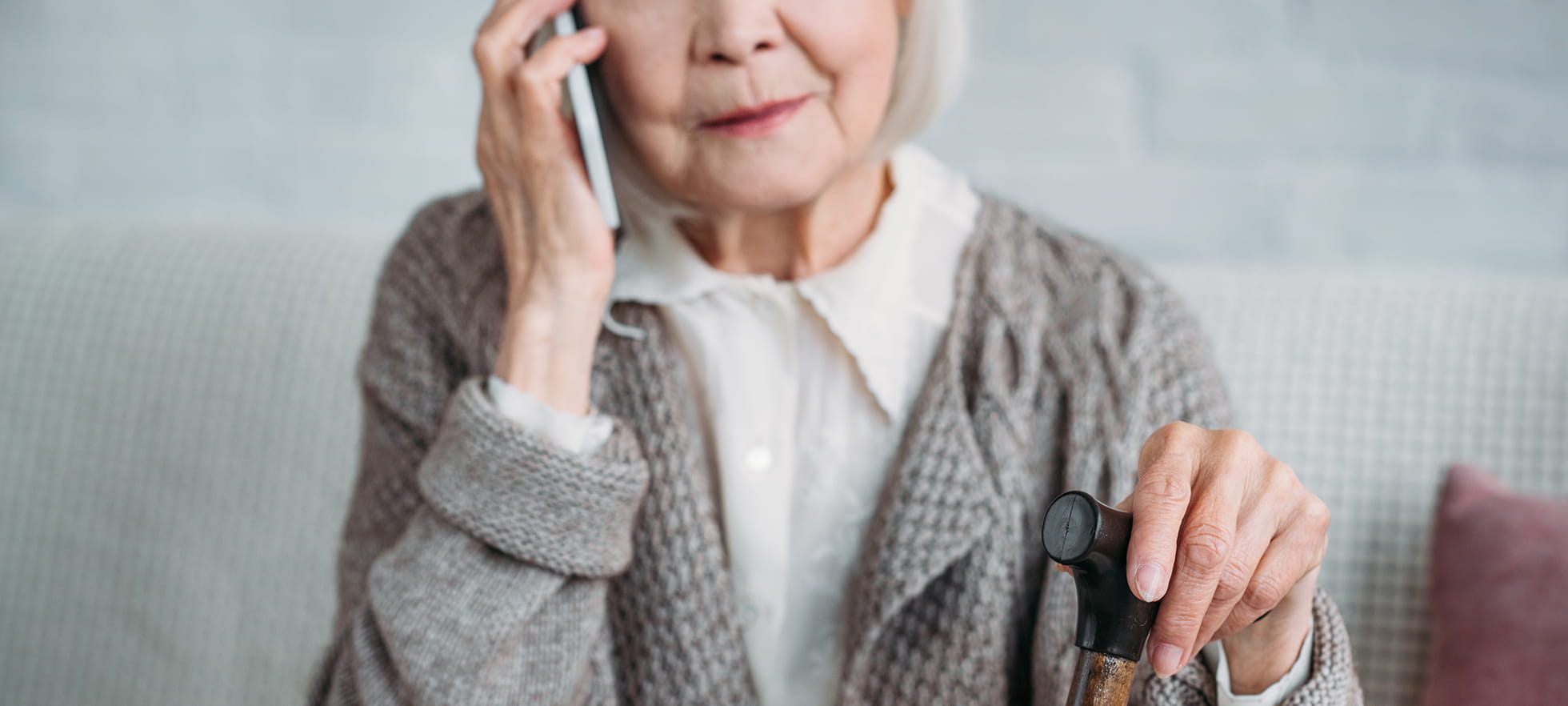 Alte Frau am Telefon