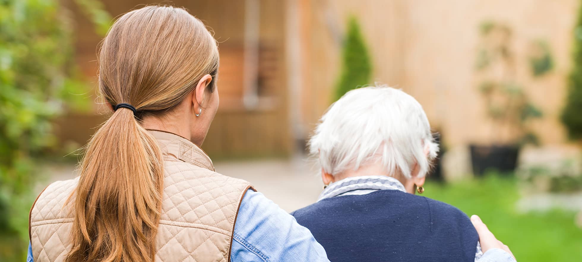 pflegende Tochter mit alter Mutter