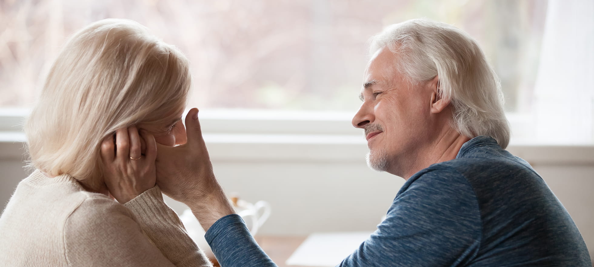 aelteres Ehepaar, Zuneigung