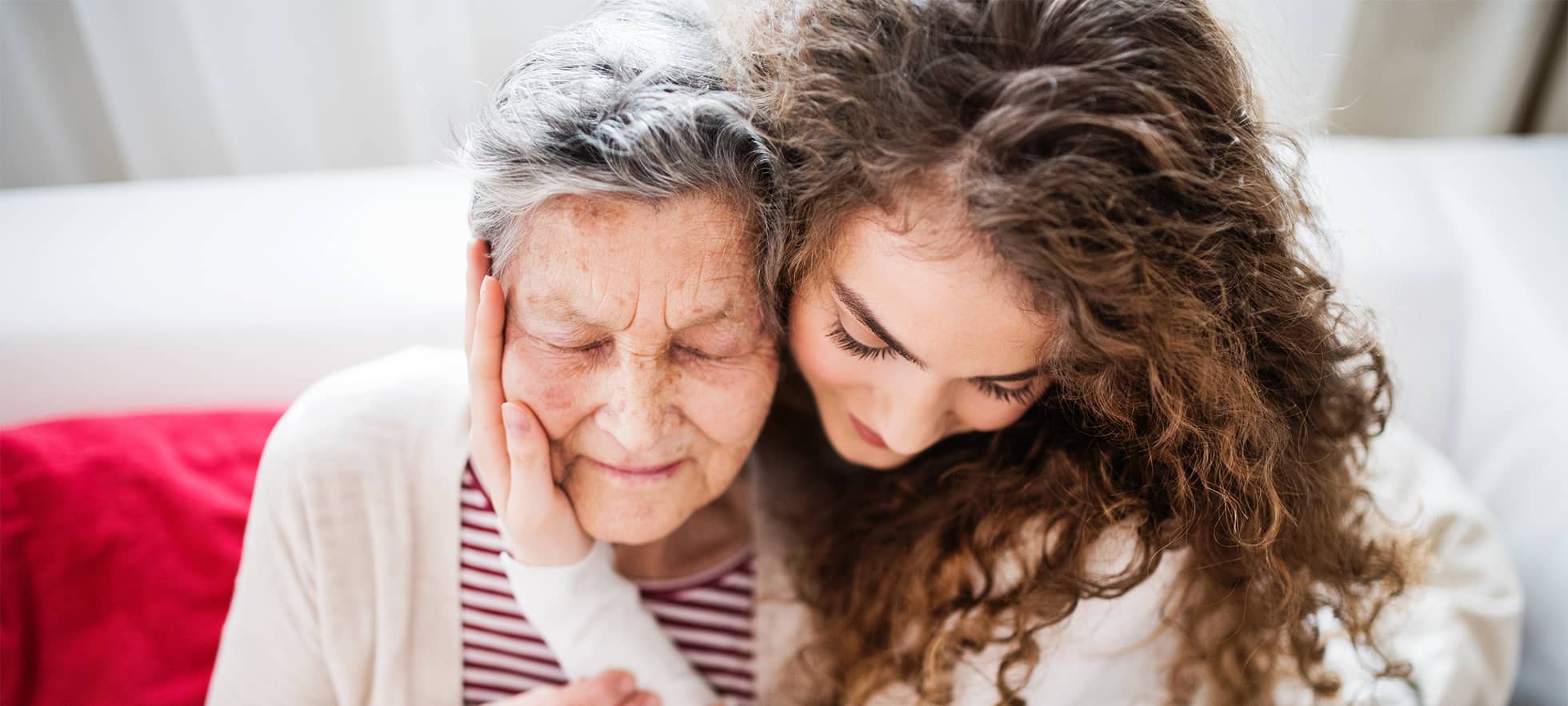 Junges Mädchen mit Grossmutter