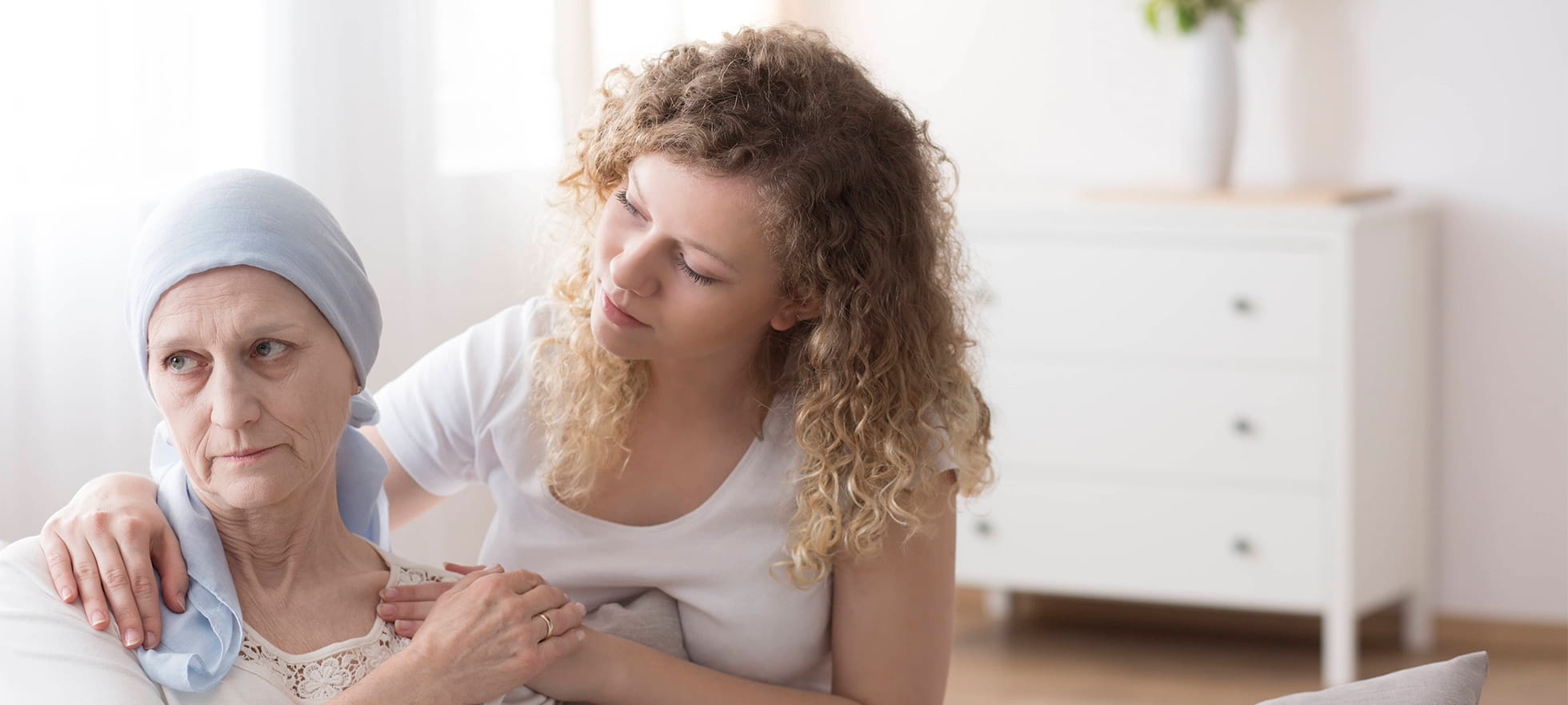 Young Carer unterstützt kranke Mutter, Symbolbild Careum Hochschule