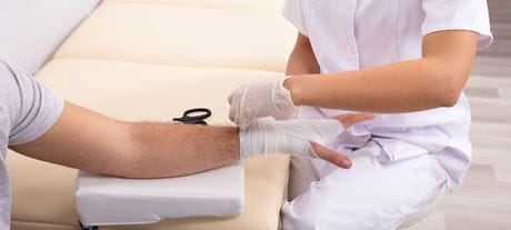 Hand mit Verband