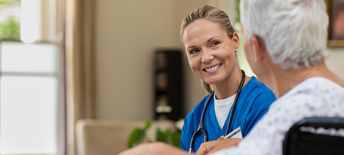 Pflegefachperson und Patientin