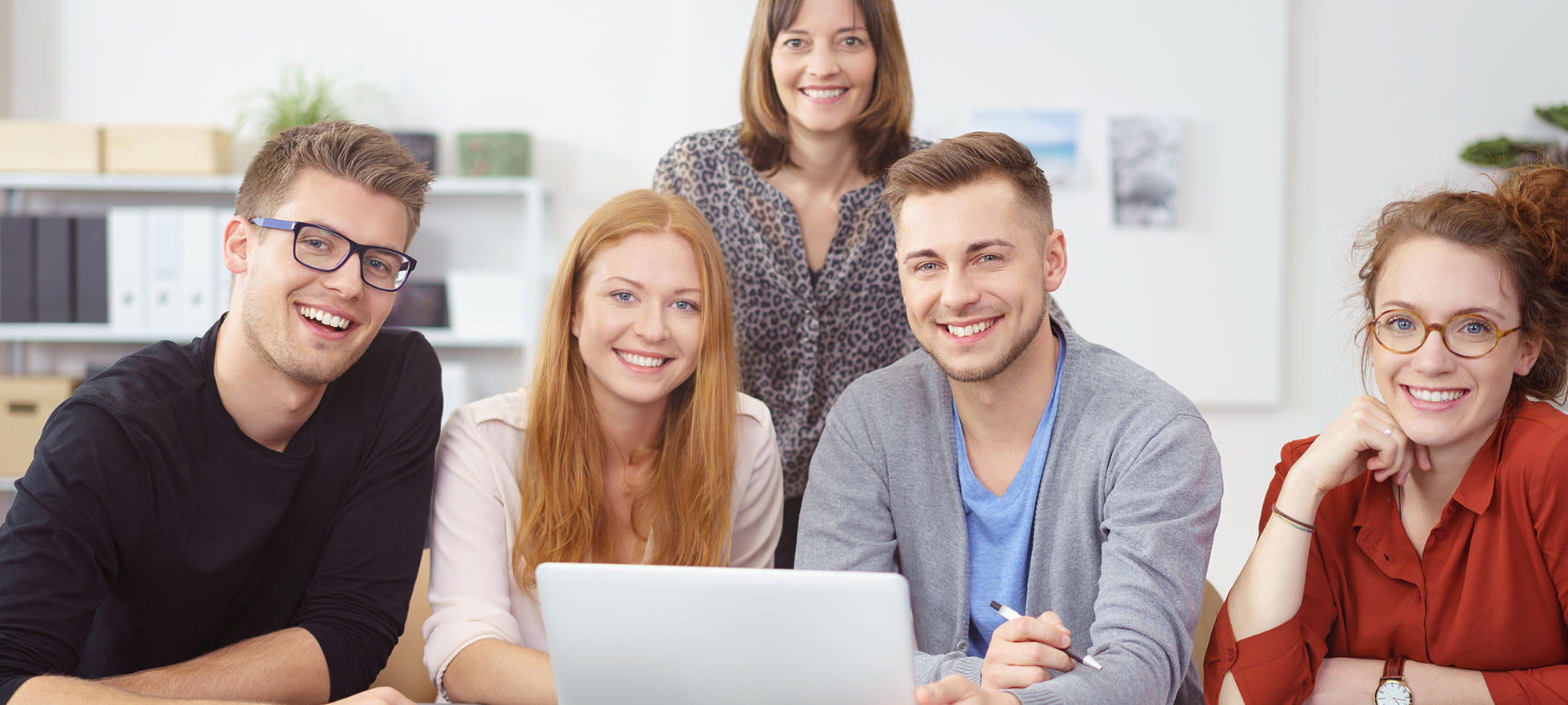 Studierende vor Laptop