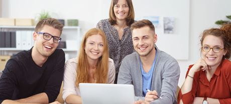 Studierende vor Laptop