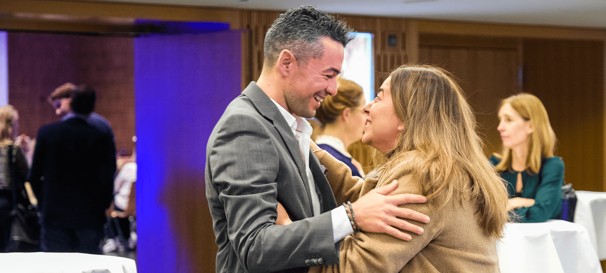 Diplomfeier Careum Hochschule Gesundheit 2025 - Umarmung Absolventen