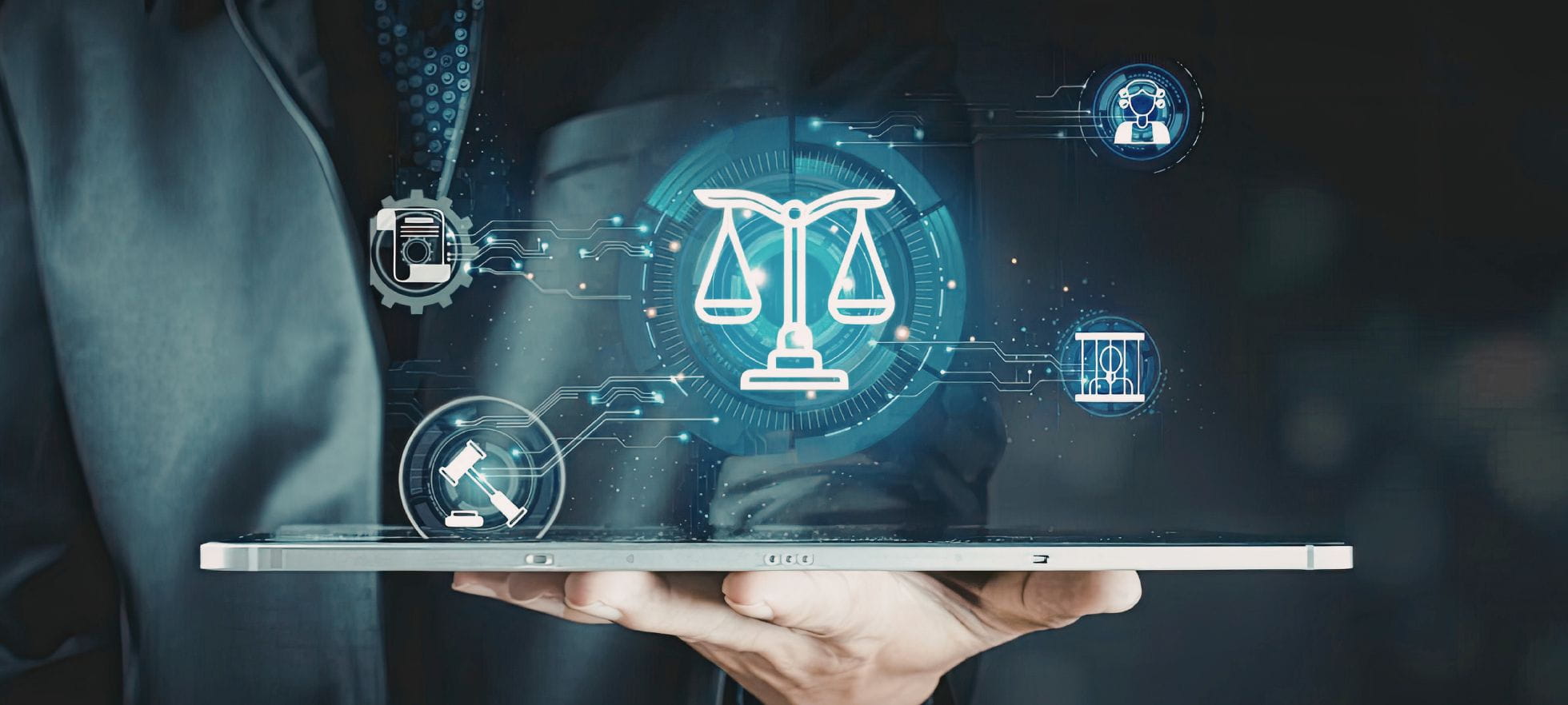 Hand mit Laptop und Projektion