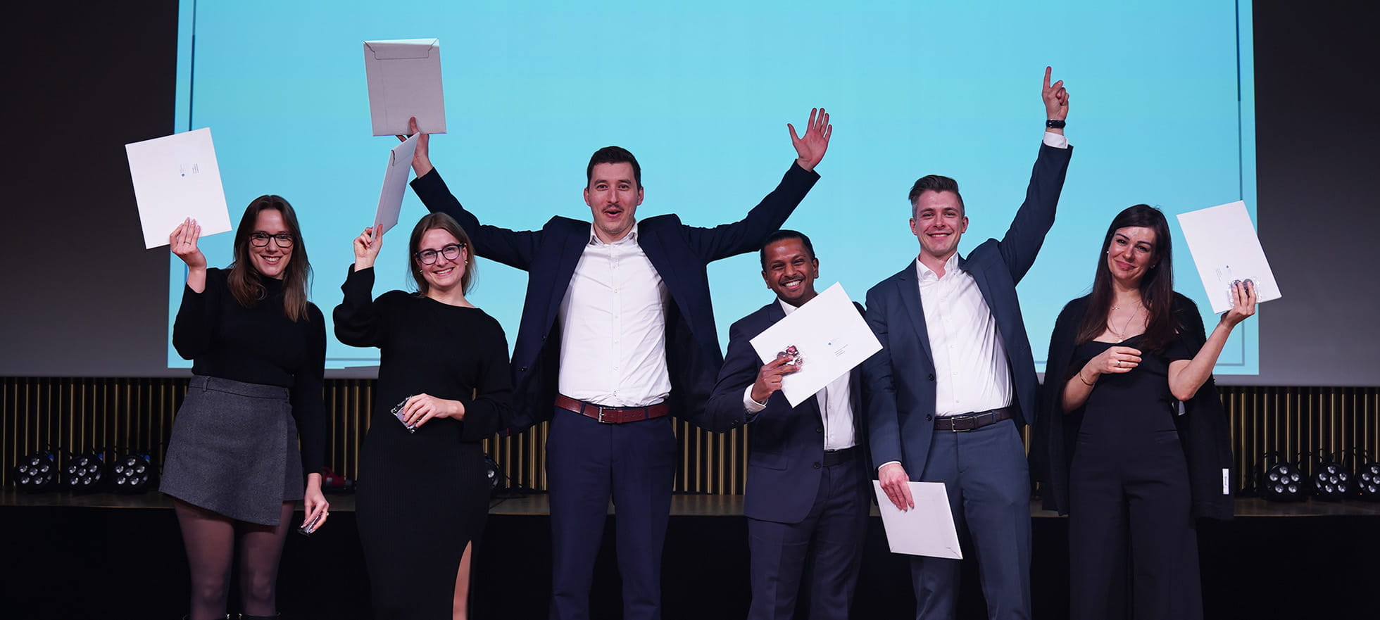 Menschen jubeln auf der Bühne