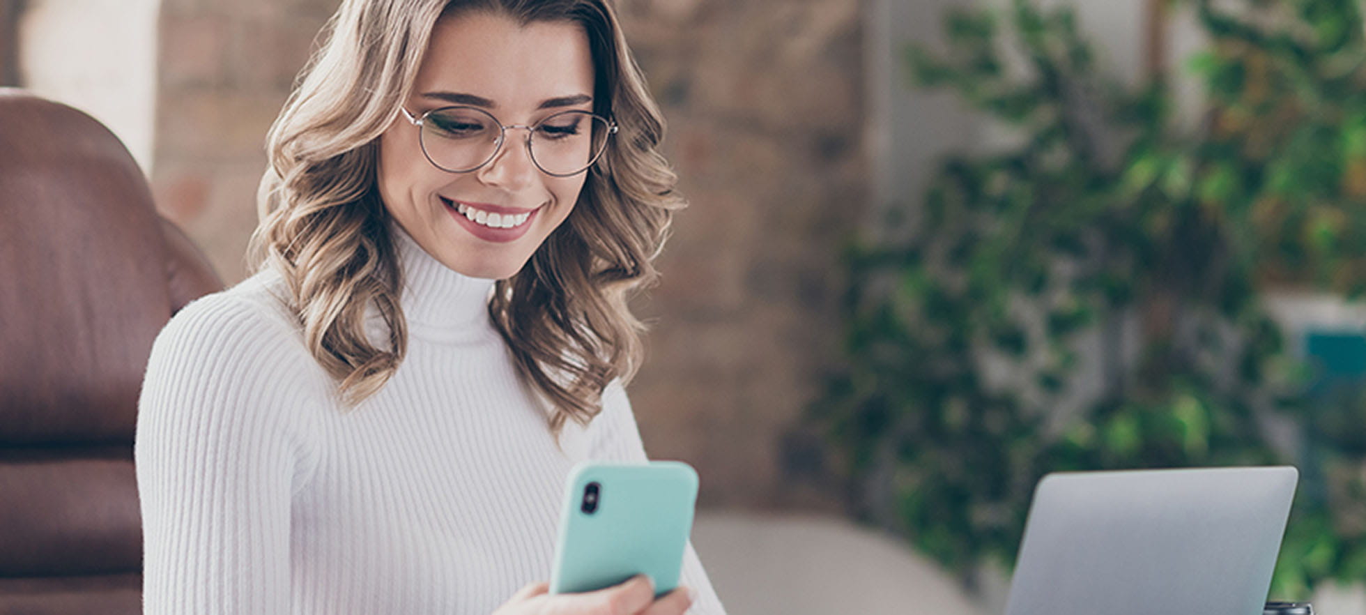 Femme avec portable et ordinateur