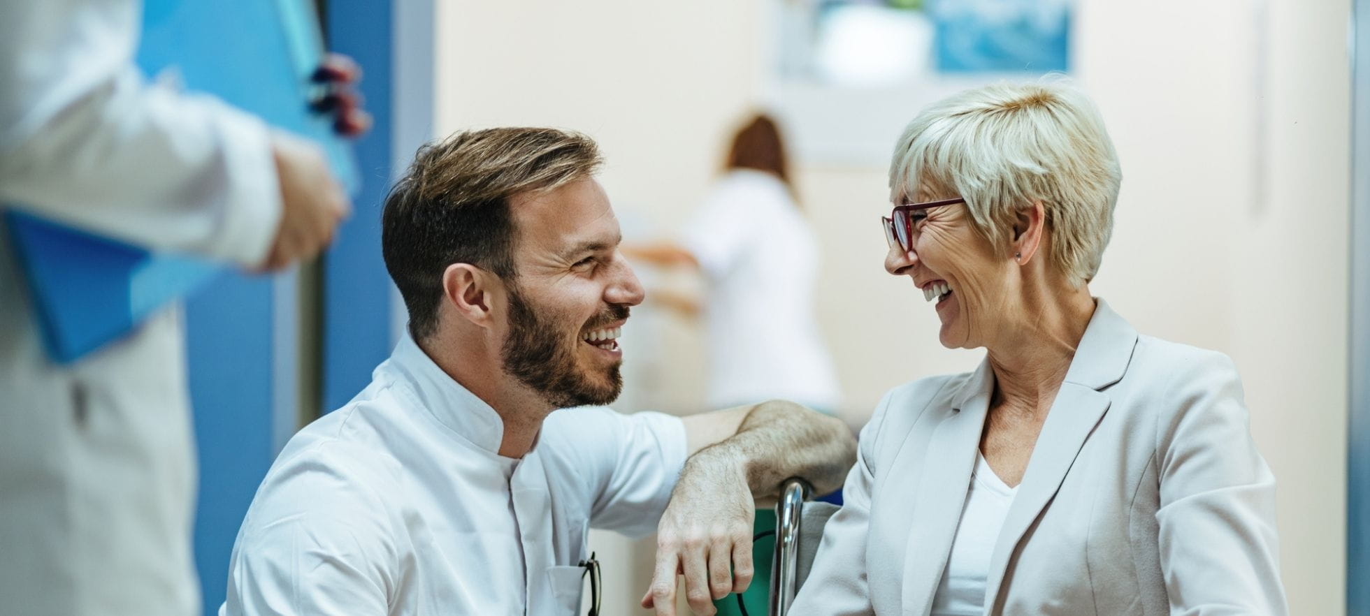 Pflegefachperson mit Patient