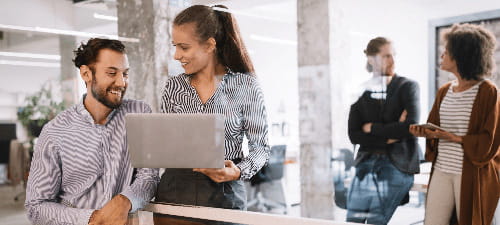 Studierende mit Laptop unterhalten sich