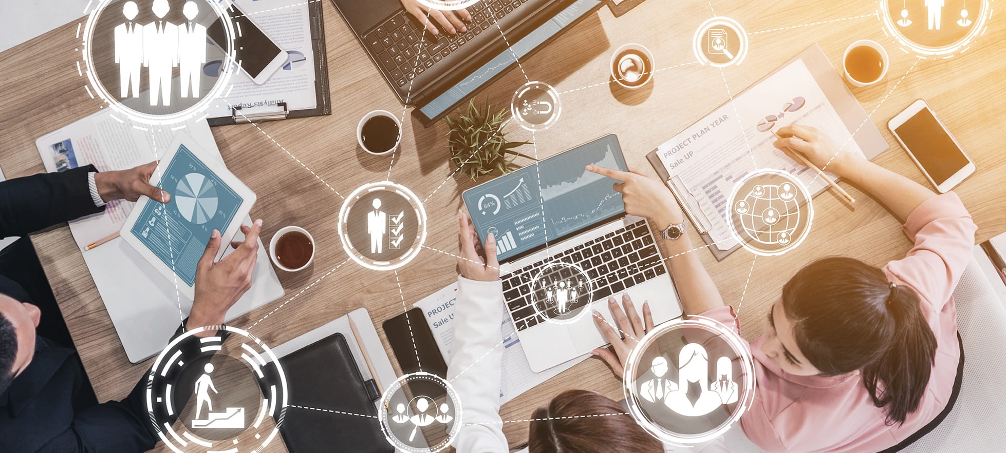 Arbeitsgruppe mit Notebooks am Kommunizieren