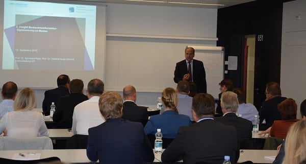 Bernhard Koye schildert Digitalisierung in Banken vor Konferenzteilnehmern