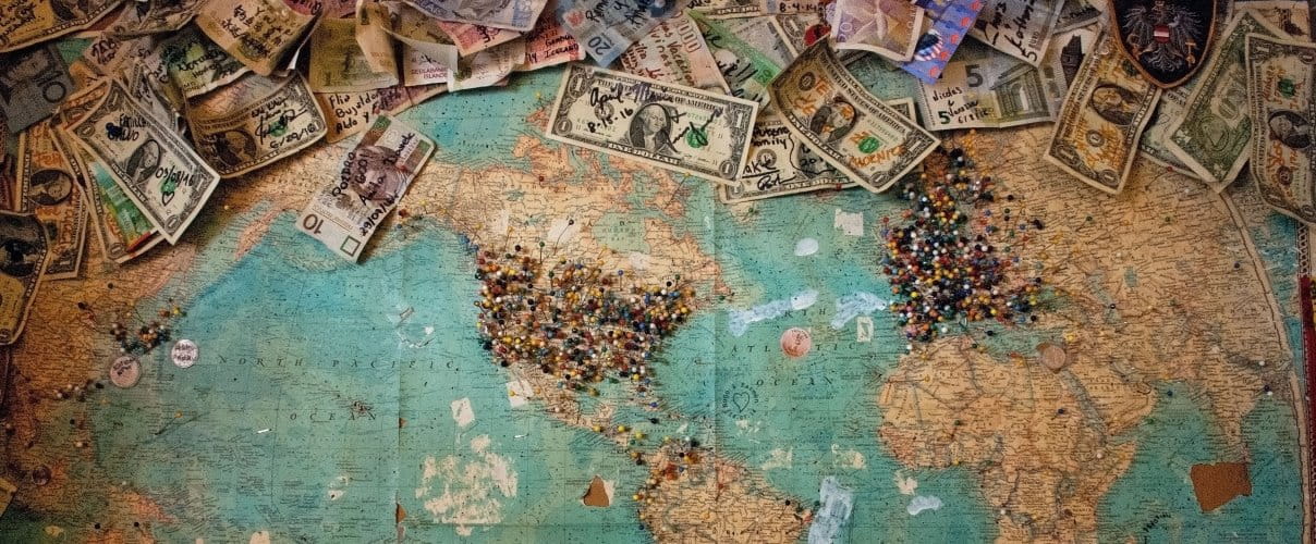 Banknoten auf Weltkarte