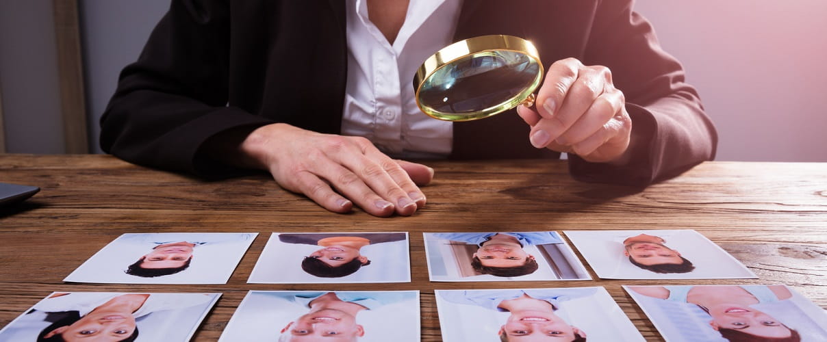 Bewerberfotos unter der Lupe betrachtet Bewerberfotos unter der Lupe betrachtet