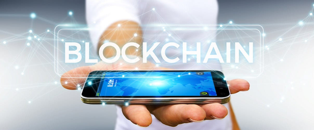 Blockchain: Weiss gekleidete Person hält Smartphone