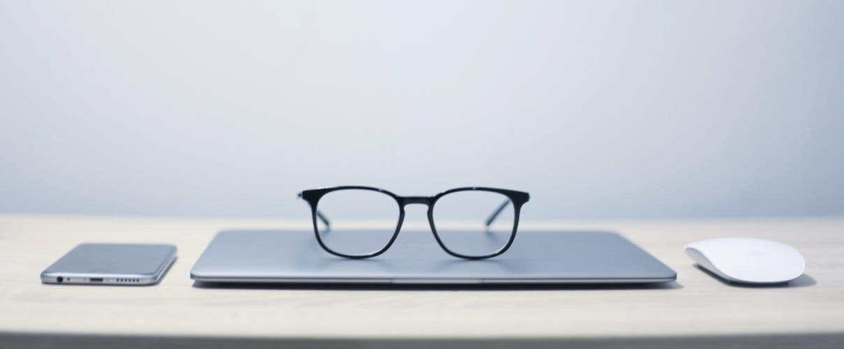 Brille auf Laptop Brille auf Laptop