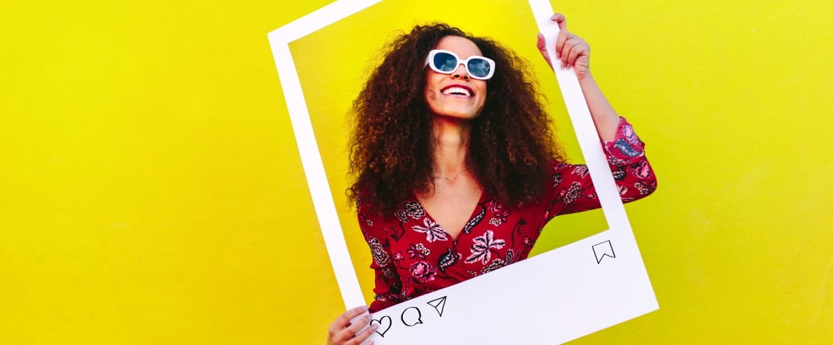 Frau im Fotorahmen Mit Working out Loud die eigene Sichtbarkeit erhöhen