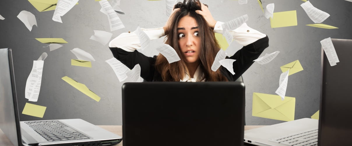 Frau vor PC verzweifelt Frau vor PC verzweifelt