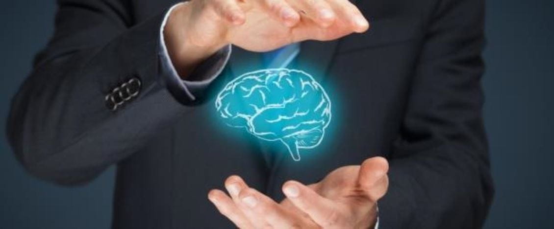 Bild eines Gehirns umfasst von zwei Händen