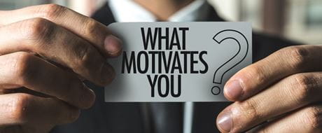 Hände mit Karte: What motivates you? Was motiviert Mitarbeitende wirklich?
