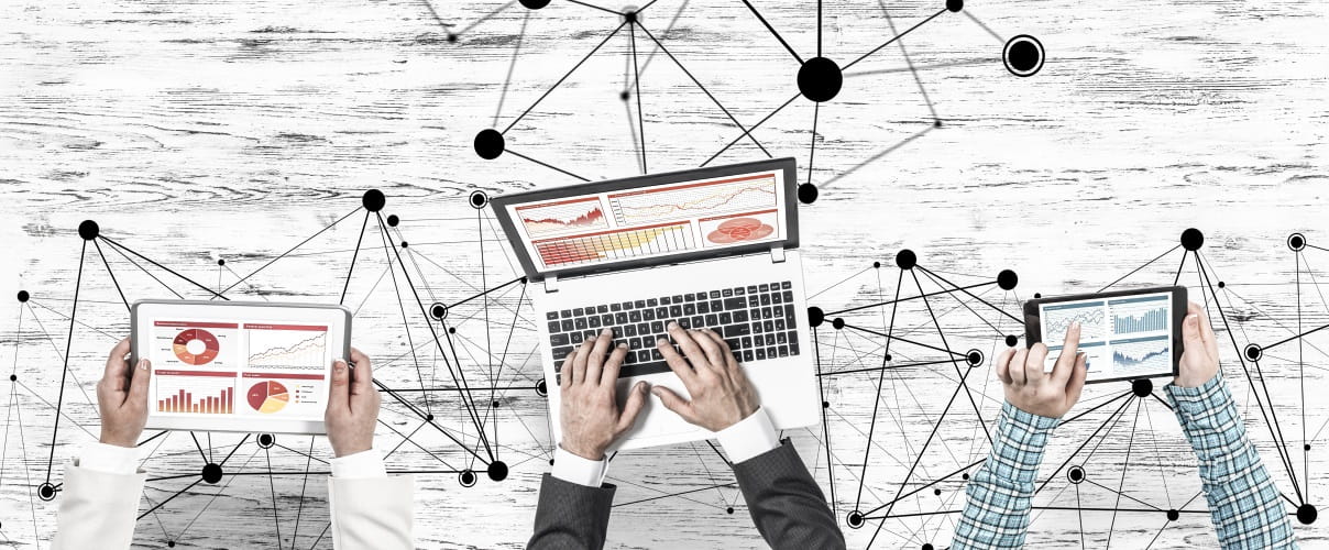 Hände mit Laptop und Tablets Führung mobil-flexibler Teams
