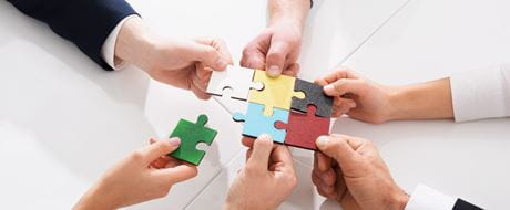 Hände mit Puzzlestücken Cultural Fit für eine erfolgreiche Personalgewinnung