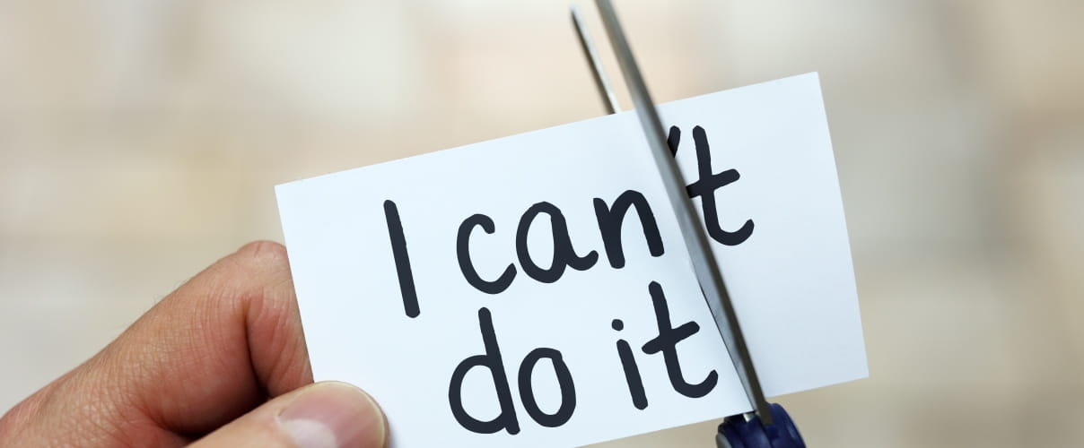 Hand mit Schere und Zettel I Can (not) do it Mit dem Abbau von Ängsten und Aufbau von Kompetenzen lassen sich Herausforderungen leichter angehen