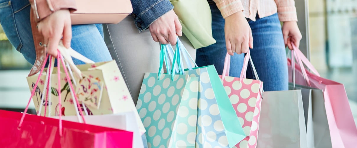 Bunte Einkaufstaschen als Symbol für Konsum und Kaufkraft