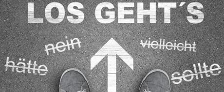 Schrift "Los geht´s" und Turnschuhe Coaching kann gefestigte Denkmuster gegenüber Veränderungen aufbrechen und den Blick für eine neue Richtung öffnen.
