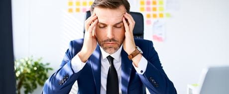 Mann stützt Kopf mit Händen Veränderungsdruck im HR-Bereich (Symbolbild)