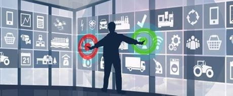 Mann vor digitaler Wand Mann vor digitaler Wand