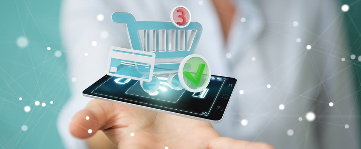 Mobile Payment: Tablet mit virtuellem Warenkorb und Kreditkarte Mobile Payment: Tablet mit virtuellem Warenkorb und Kreditkarte