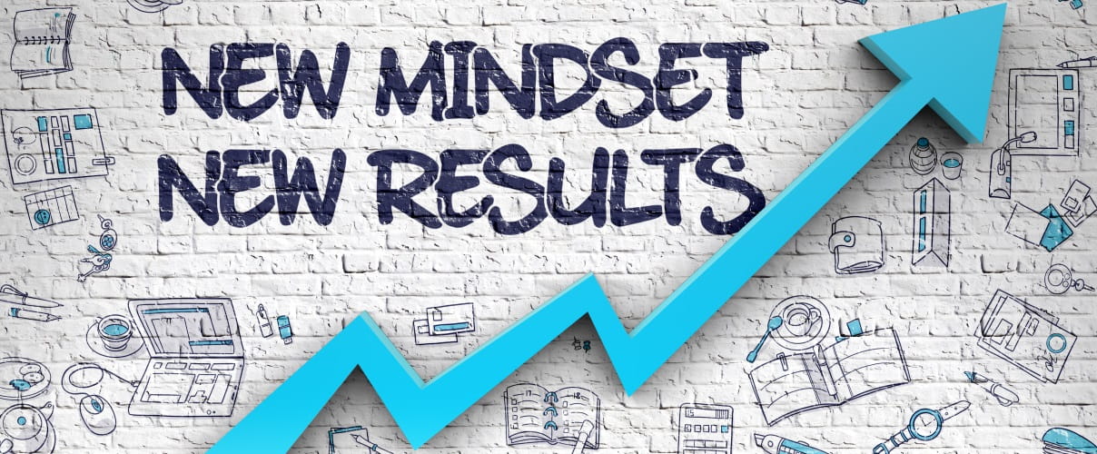New mindset - new results , Schrift auf Backsteinwand New mindset - new results