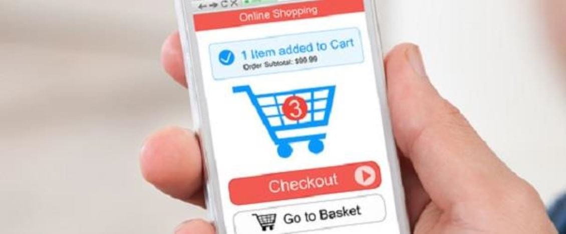 Bild vom Handy mit Warenkorb eines Online-Einkaufs