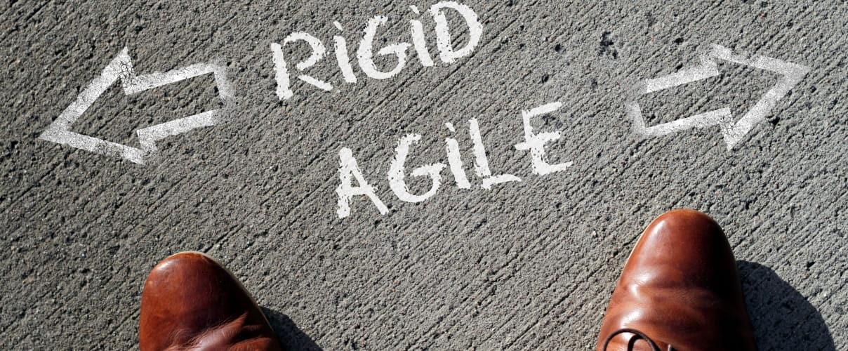 Schuhe und Schrift rigid agile Transformation von einer rigiden in eine agile Organisationsform