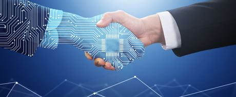 Virtuelle und reale Hand Digitaler versus persönlicher Kontakt im Bewerbungsprozess
