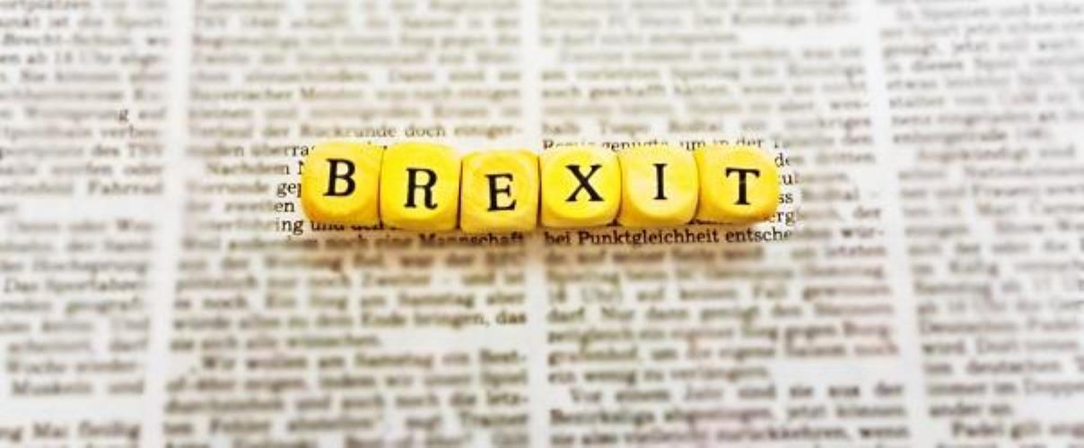 Zeitung und Würfel mit wort Brexit