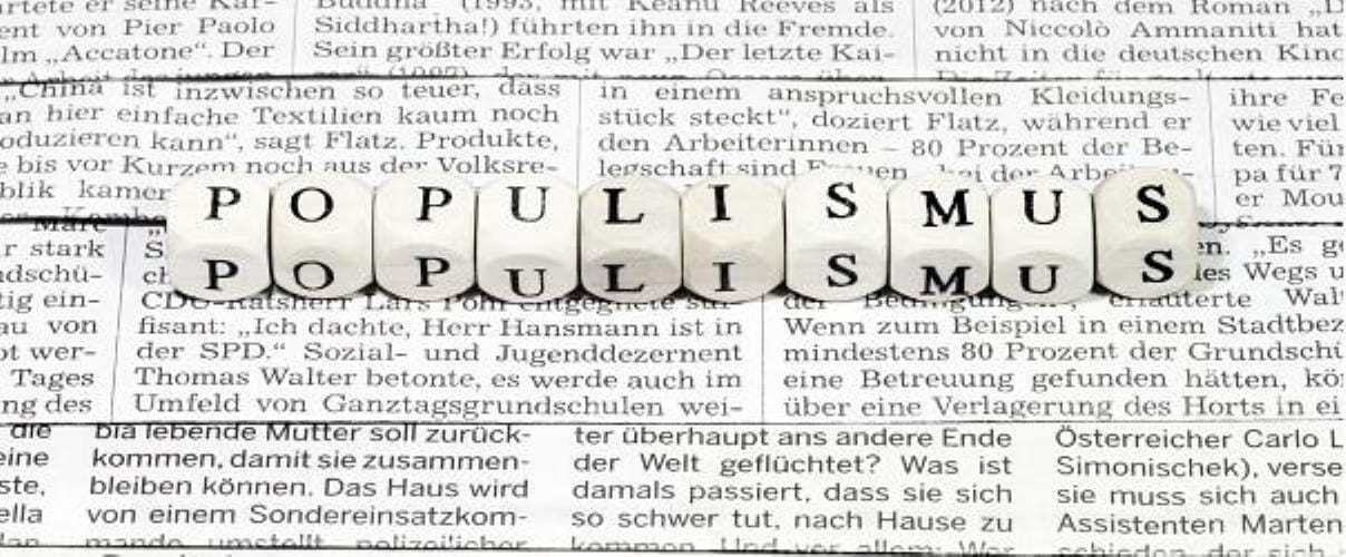 Zeitung mit Wort Populismus