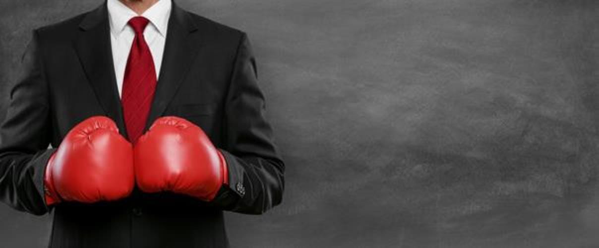 Mann mit Boxhandschuh Red Teaming Strategie