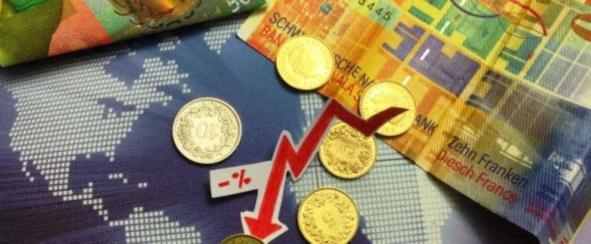 Geld mit Zinskurve nach unten