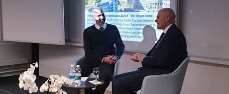 Prof. Dr. Gregor Zünd (links), CEO Unispital Zürich, im Gespräch mit René Weber (rechts), Rektor Kalaidos FH Prof. Dr. Gregor Zünd (links), CEO Unispital Zürich, im Gespräch mit René Weber (rechts), Rektor Kalaidos FH