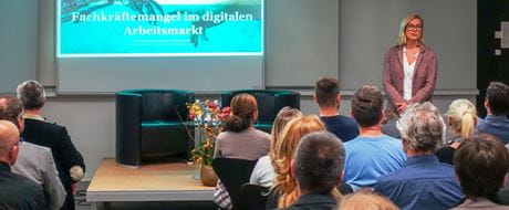 Nicole Burth, CEO der Adecco Gruppe Schweiz, am Herbstgespräch vom 22. November 2018 an der Kalaidos Fachhochschule Nicole Burth, CEO der Adecco Gruppe Schweiz, am Herbstgespräch vom 22. November 2018 an der Kalaidos Fachhochschule