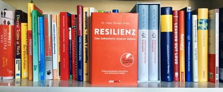 Buch mit Titel Resilienz Buchtipp: Priess, M. (2017). Resilienz. Das Geheimnis innerer Stärke. München: Südwest Verlag.