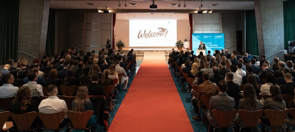 Gefüllter Festsaal an der Winterdiplomfeier 2024