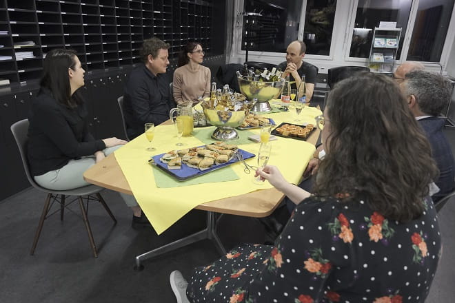 Apéro-Runde-linke-Seite
