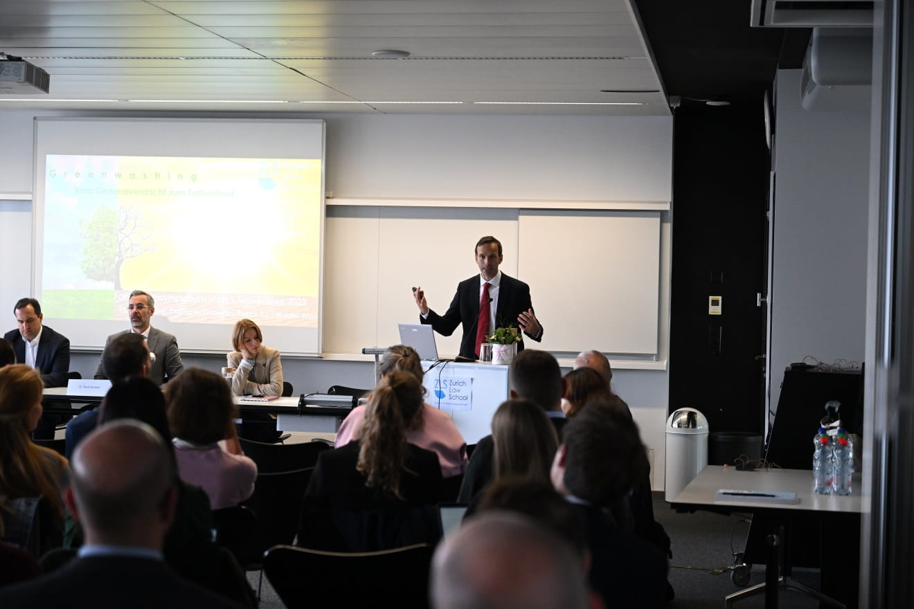 Forschungssymposium Daniel Dedeyan spricht
